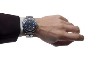 Geschäftsmann, der eine silberne und blaue Armbanduhr anzeigt