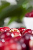 rote reife geteilte Preiselbeeren auf dem Tisch foto