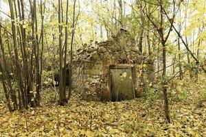 die Ruine eines alten Gebäudes foto