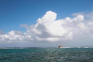 Annäherung der Sturmfront im Meer. Anse Gourde, Guadeloupe
