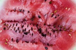 reife Wassermelone mit leuchtend rotem, schönem Fruchtfleisch foto