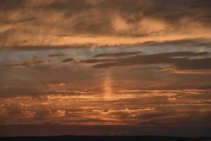 bunter blauer purpurroter Abendsonnenuntergang. schöne Sonnenuntergangslandschaft. foto