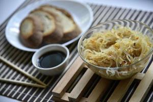 koreanische reisnudeln mit fleisch und gewürzen. Nudeln mit Soße und Brot. Nudelstangen. foto