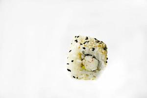 Reisbrötchen mit Fleisch auf weißem Hintergrund. leckeres Sushi. foto