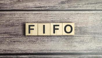 fifo first in und out symbol. Konzeptworte fifo first in first out auf Holzblöcken.
