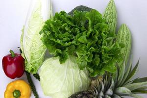 Gruppen gesundes grünes Gemüse auf weißem Hintergrund. Shopping-Obst und Lebensmittel-Supermarkt-Konzept-Anzeigen-Design foto