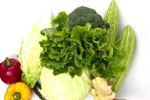 gesunder lebensmittelhintergrund und grüne diät vegetarisches essen und gemüse auf weißem hintergrund. einkaufen lebensmittel supermarkt konzept foto