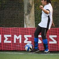 neu delhi, indien - 1. juli 2018 - fußballerinnen der lokalen fußballmannschaft während des spiels in der regionalen derby-meisterschaft auf einem schlechten fußballplatz. heißer moment des fußballspiels auf dem grasgrünen feldstadion foto