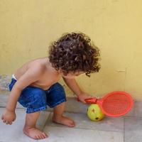 süßer kleiner Junge Shivaay auf dem heimischen Balkon im Sommer, süßes Fotoshooting für kleine Jungen bei Tageslicht, kleiner Junge genießt zu Hause während des Fotoshootings foto