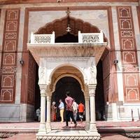 delhi, indien - 15. april 2022 - nicht identifizierte indische touristen besuchen jama masjid während der ramzan-saison in delhi 6, indien. Jama Masjid ist die größte und vielleicht prächtigste Moschee Indiens foto