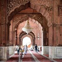 delhi, indien - 15. april 2022 - nicht identifizierte indische touristen besuchen jama masjid während der ramzan-saison in delhi 6, indien. Jama Masjid ist die größte und vielleicht prächtigste Moschee Indiens foto