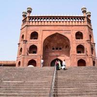 delhi, indien - 15. april 2022 - nicht identifizierte indische touristen besuchen jama masjid während der ramzan-saison in delhi 6, indien. Jama Masjid ist die größte und vielleicht prächtigste Moschee Indiens foto