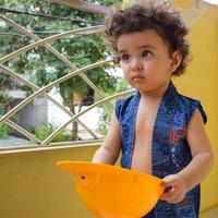 süßer kleiner Junge Shivaay auf dem heimischen Balkon im Sommer, süßes Fotoshooting für kleine Jungen bei Tageslicht, kleiner Junge genießt zu Hause während des Fotoshootings foto