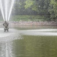 Brunnen im Lodhi-Gartenkomplex in Delhi, Indien, Arbeitsbrunnen im Lodhi-Gartenkomplex, Wasser im Brunnen, Brunnen im Lodhi-Gartenpark während der Morgenzeit foto