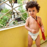 süßer kleiner Junge Shivaay auf dem heimischen Balkon im Sommer, süßes Fotoshooting für kleine Jungen bei Tageslicht, kleiner Junge genießt zu Hause während des Fotoshootings foto