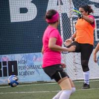 neu delhi, indien - 1. juli 2018 - fußballerinnen der lokalen fußballmannschaft während des spiels in der regionalen derby-meisterschaft auf einem schlechten fußballplatz. heißer moment des fußballspiels auf dem grasgrünen feldstadion foto