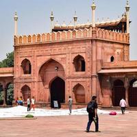 delhi, indien - 15. april 2022 - nicht identifizierte indische touristen besuchen jama masjid während der ramzan-saison in delhi 6, indien. Jama Masjid ist die größte und vielleicht prächtigste Moschee Indiens foto