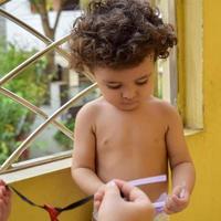 süßer kleiner Junge Shivaay auf dem heimischen Balkon im Sommer, süßes Fotoshooting für kleine Jungen bei Tageslicht, kleiner Junge genießt zu Hause während des Fotoshootings foto