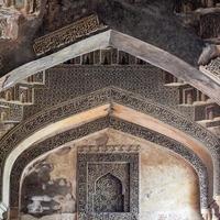 Mughal-Architektur in den Lodhi-Gärten, Delhi, Indien, wunderschöne Architektur im Inneren der dreikuppeligen Moschee im Lodhi-Garten soll die Freitagsmoschee für das Freitagsgebet sein, Lodhi-Gartengrab foto