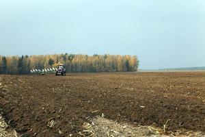 landwirtschaftlich gepflügtes Feld foto