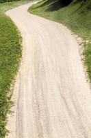 Teil einer Sandstraße auf dem Land foto