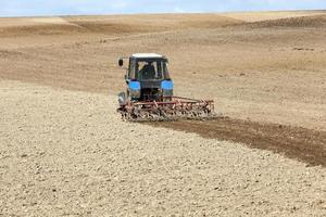 Traktor im Feld foto