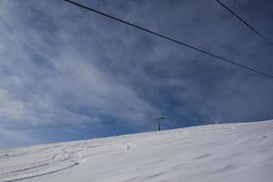 Sonniger Wintermorgen in den Bergen von Sheregesh auf der Skipiste foto