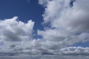 die grenzenlose weite des himmels mit quellwolken und sonnenstrahlen, momente von morgendämmerung und sonnenuntergang foto