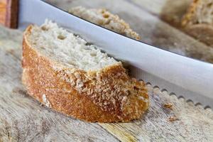 Brot in Stücke geschnitten foto