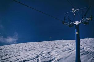 Sonniger Wintermorgen in den Bergen von Sheregesh auf der Skipiste foto