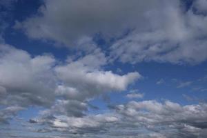 die grenzenlose weite des himmels mit quellwolken und sonnenstrahlen, momente von morgendämmerung und sonnenuntergang foto