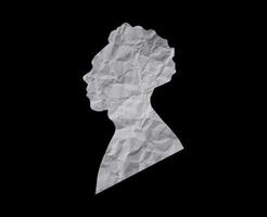 menschliche Kopfsilhouette mit schwarzem Hintergrund. Personenporträt mit zerknitterter Papierstruktur. papierschnitt menschen aus seitenwinkel. foto