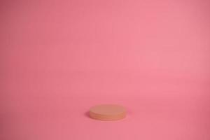 leeres podium für die anzeige von kosmetischen produkten. Plattform-Arrangement in rosa Pastellfarben im trendigen minimalistischen Stil. zusammensetzung von zylindern und würfeln für weiblichen hintergrund foto
