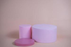 leeres podium für die anzeige von kosmetischen produkten. Plattform-Arrangement in rosa Pastellfarben im trendigen minimalistischen Stil. zusammensetzung von zylindern und würfeln für weiblichen hintergrund foto