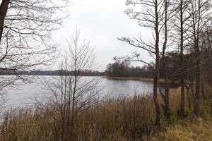 bewölkte Landschaft, Fluss foto