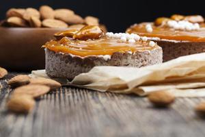 Törtchen mit Milchkäsefüllung und viel gesalzenem Karamell foto