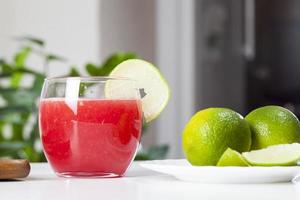 roter wassermelonensaft in einem glas foto