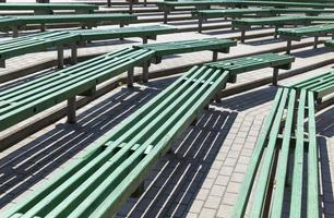 alte Holzbänke in grüner Farbe foto