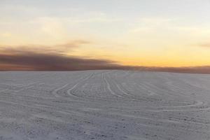 Schneeverwehungen im Winter foto