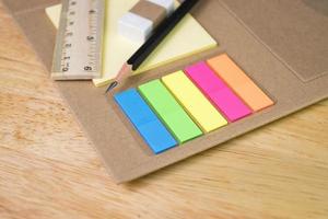 Briefpapierfarbe und Bleistift mit Radiergummi, Lineal, selektiver Fokus Briefpapierfarbe foto