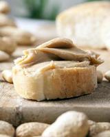 köstliche Erdnussbutter und Weißbrot, Nahaufnahme foto