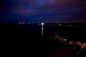 Nachtmeerblick am Strand foto