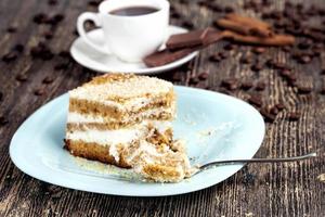 leckerer kuchen in stücke geschnitten, mehrschichtiges gebäck mit foto