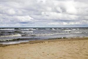 Meeresküste mit vielen Wellen bei windigem Wetter foto