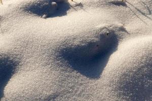 Hügel im Sumpf große Verwehungen nach Schneefällen und Schneestürmen foto