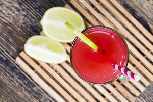 ein tisch mit essen und roten reifen wassermelonen foto