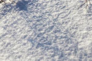 weicher, aber gefrorener Schnee, der während des Schneefalls fiel foto