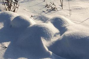 Hügel im Sumpf große Verwehungen nach Schneefällen und Schneestürmen foto