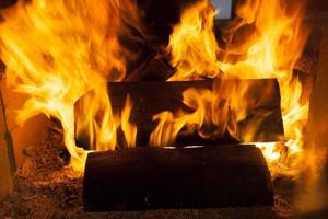 Brennen von Holzscheiten im Feuer eines Grills oder Ofens oder Kamins foto