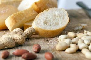 Zutaten für die Zubereitung eines schnellen Frühstücks mit Brot und Erdnüssen foto